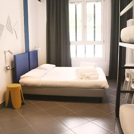 & Hostal *