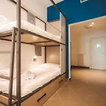 Vandrerhjem & *